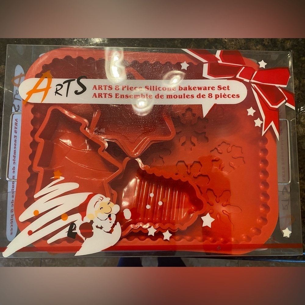 NIB ARTS 8-Piece Christmas Silicone Bakeware Set Holiday Baking